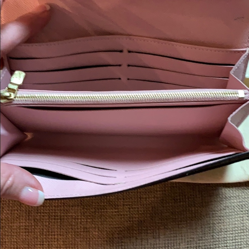 Louis Vuitton - Picture 3 of 8